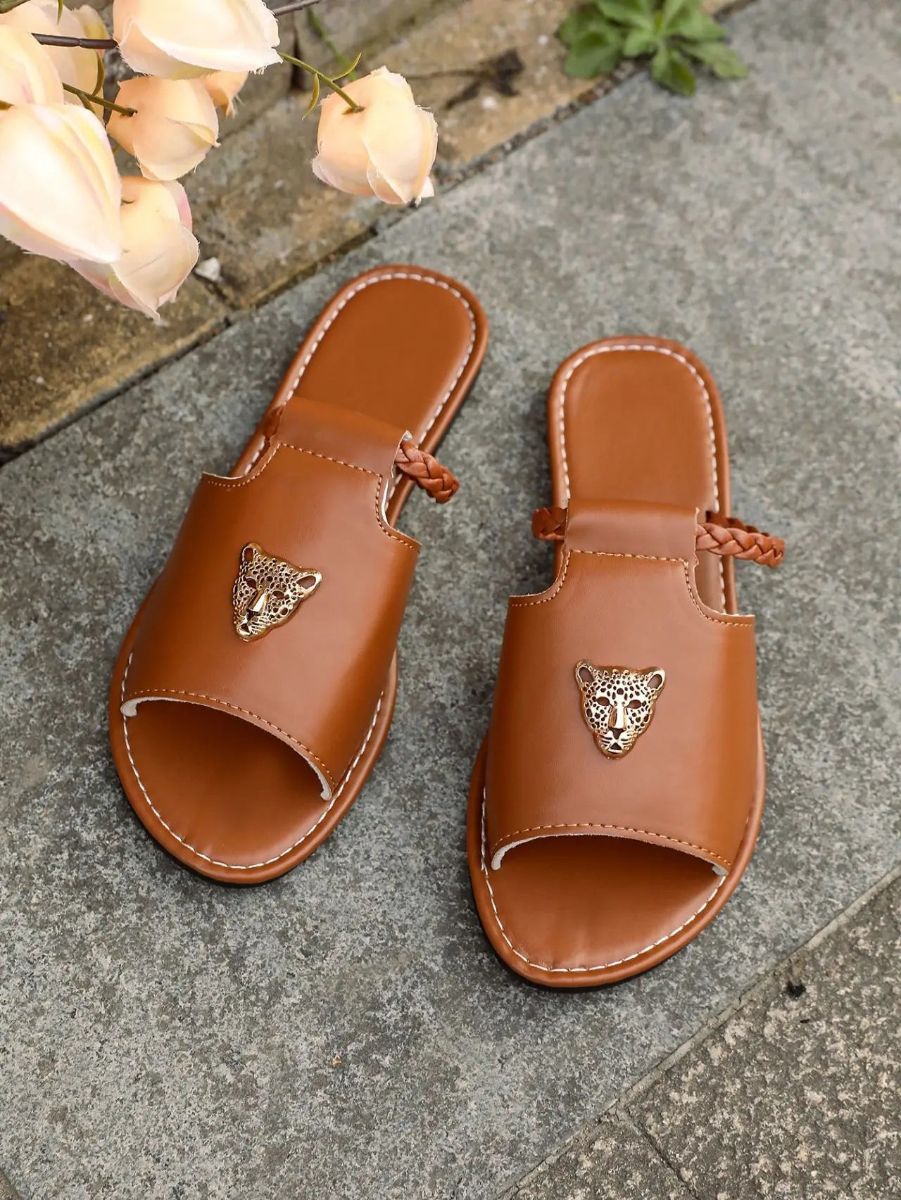 2025 Nuove scarpe da donna Pantofole piatte incrociate a testa quadrata Infradito semplici estive Le donne indossano pantofole Pantofola da spiaggia Femme