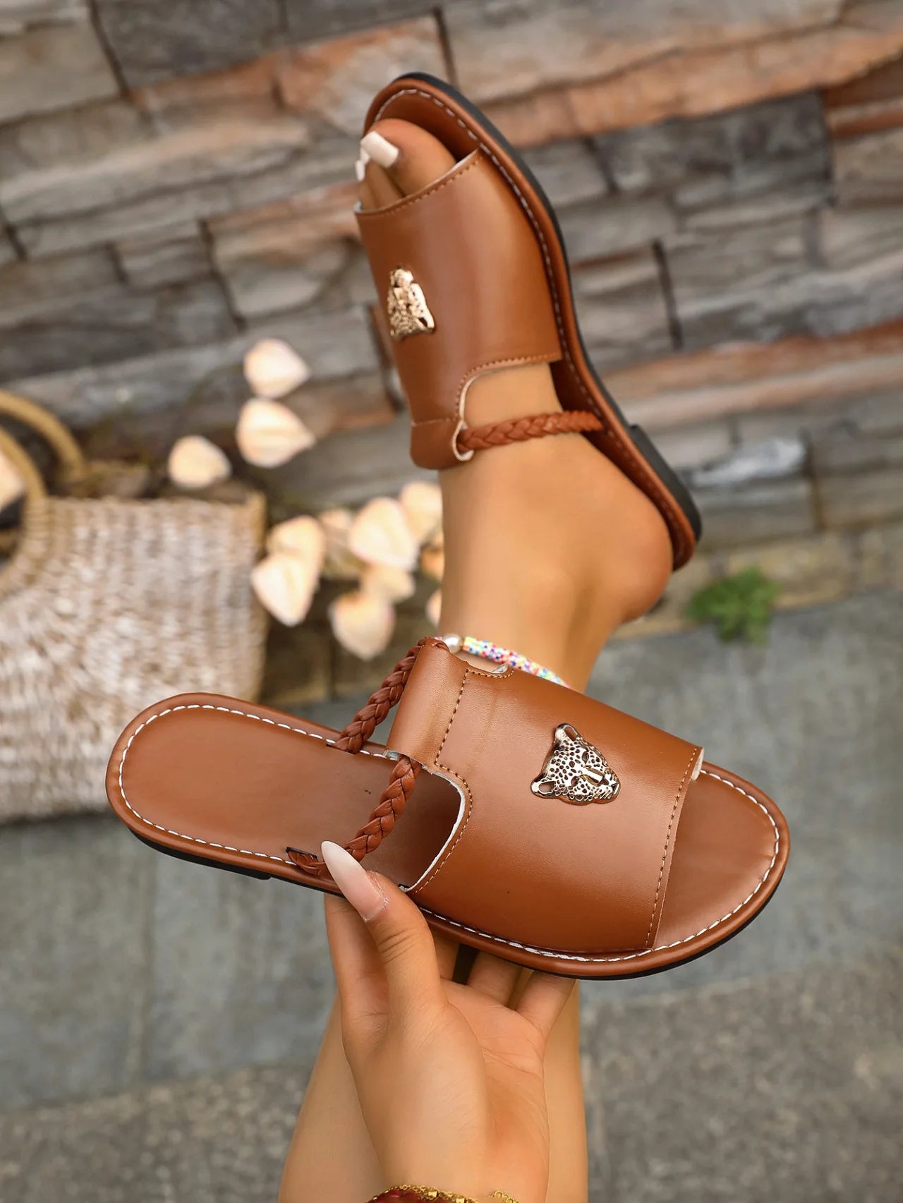 2025 Nuove scarpe da donna Pantofole piatte incrociate a testa quadrata Infradito semplici estive Le donne indossano pantofole Pantofola da spiaggia Femme