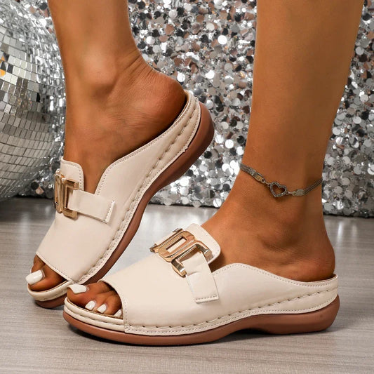 2025 Scarpe da donna Pantofole da donna solide estive Pantofole casual Moda donna Decorazione in metallo Scarpe taglie forti Sandali con zeppa da donna